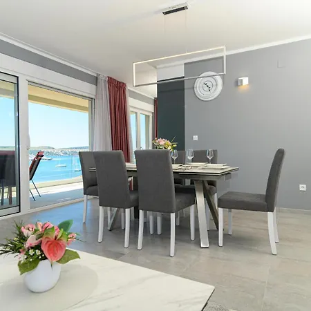 Beautiful In Seget Donji With Kitchen